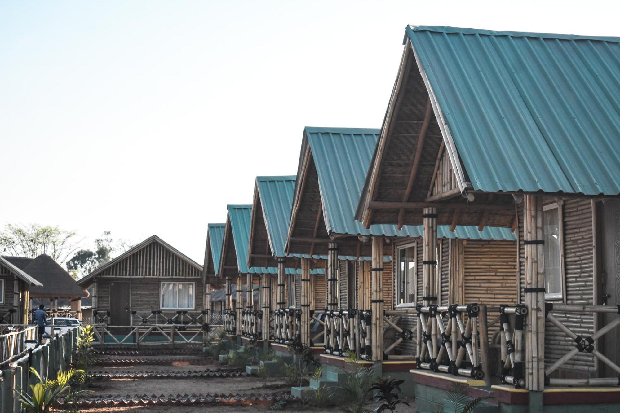 Mowgli'S Cafe Hampi & Guest House Екстериор снимка