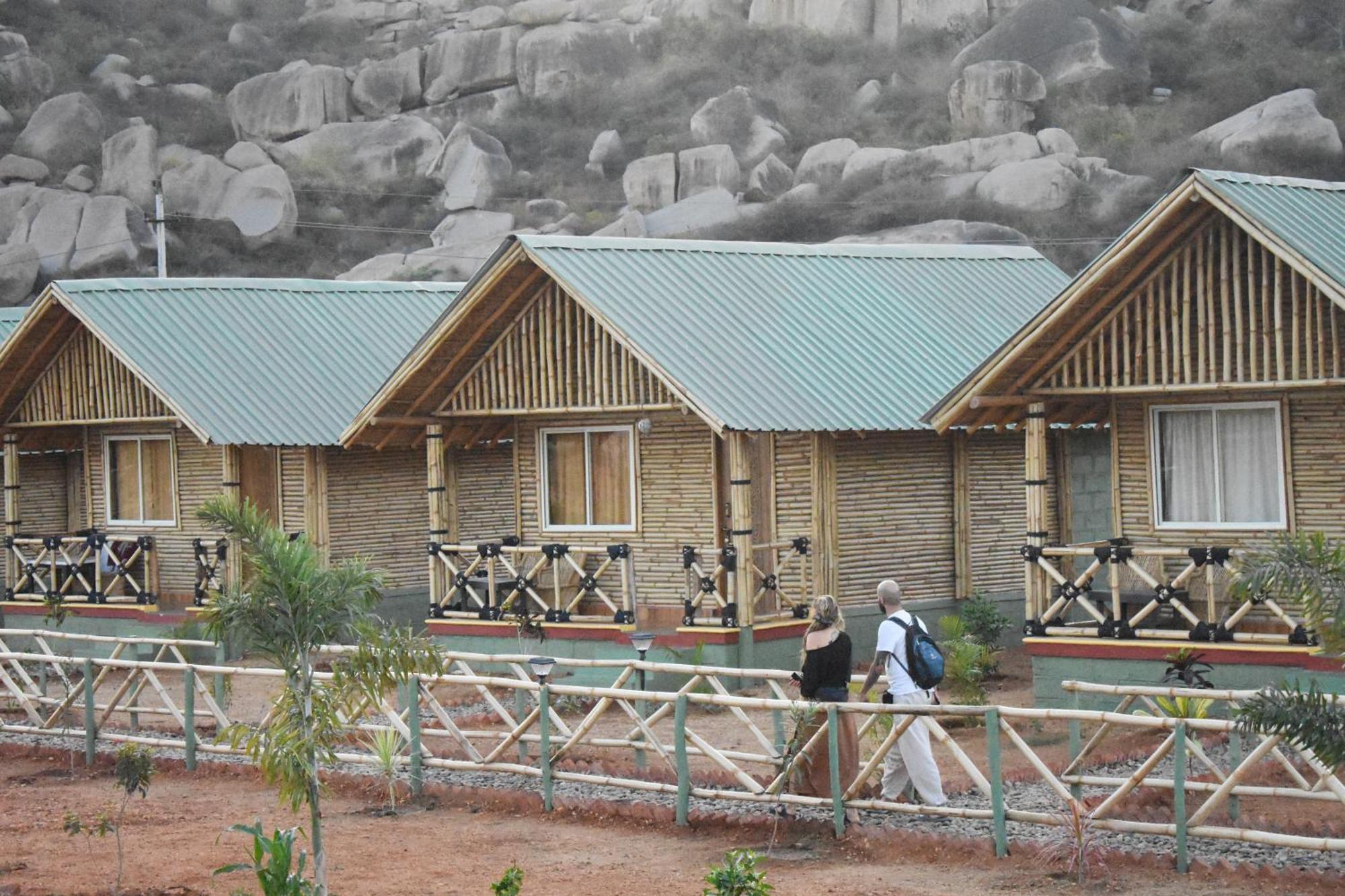Mowgli'S Cafe Hampi & Guest House Екстериор снимка