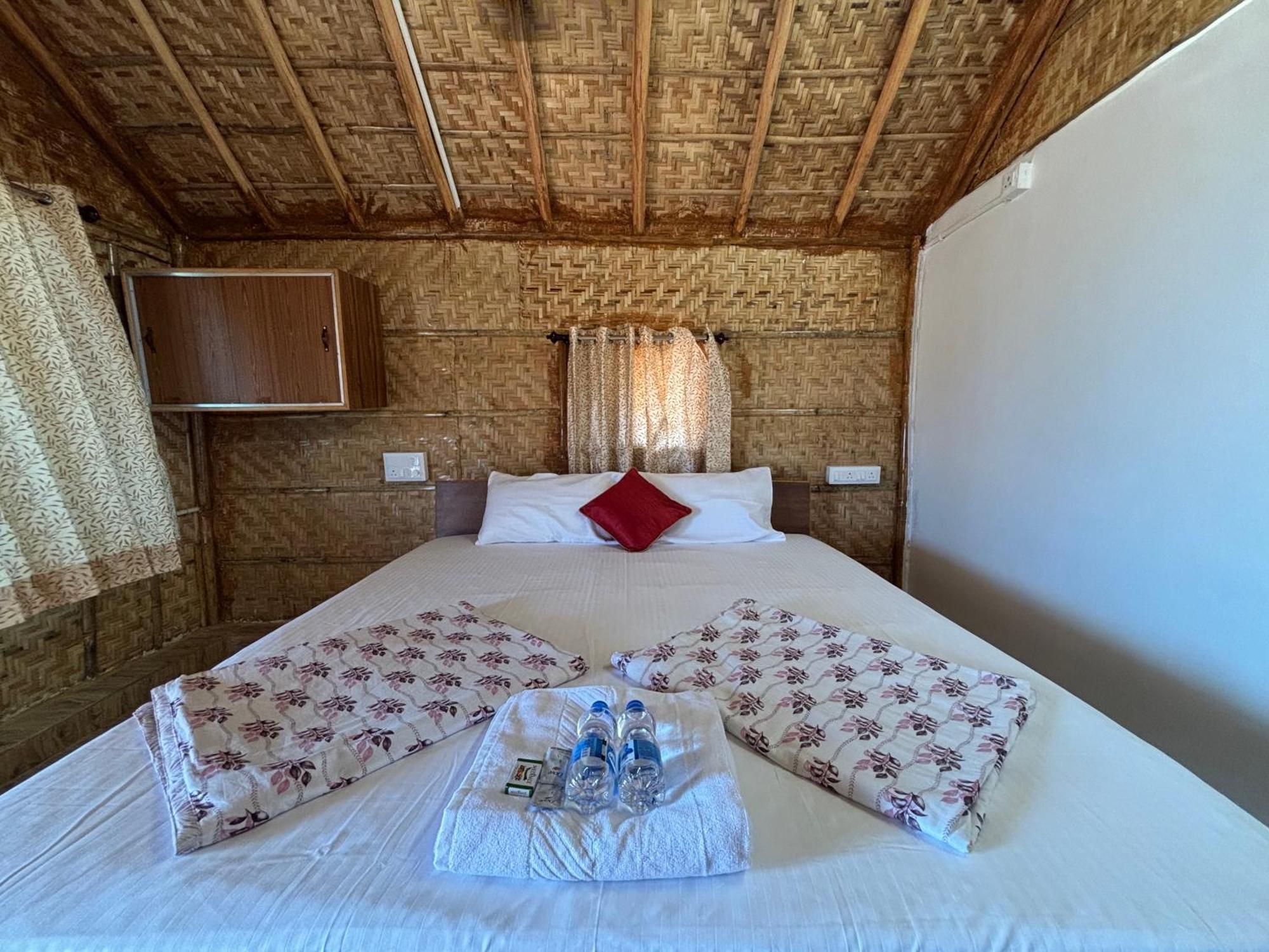 Mowgli'S Cafe Hampi & Guest House Екстериор снимка