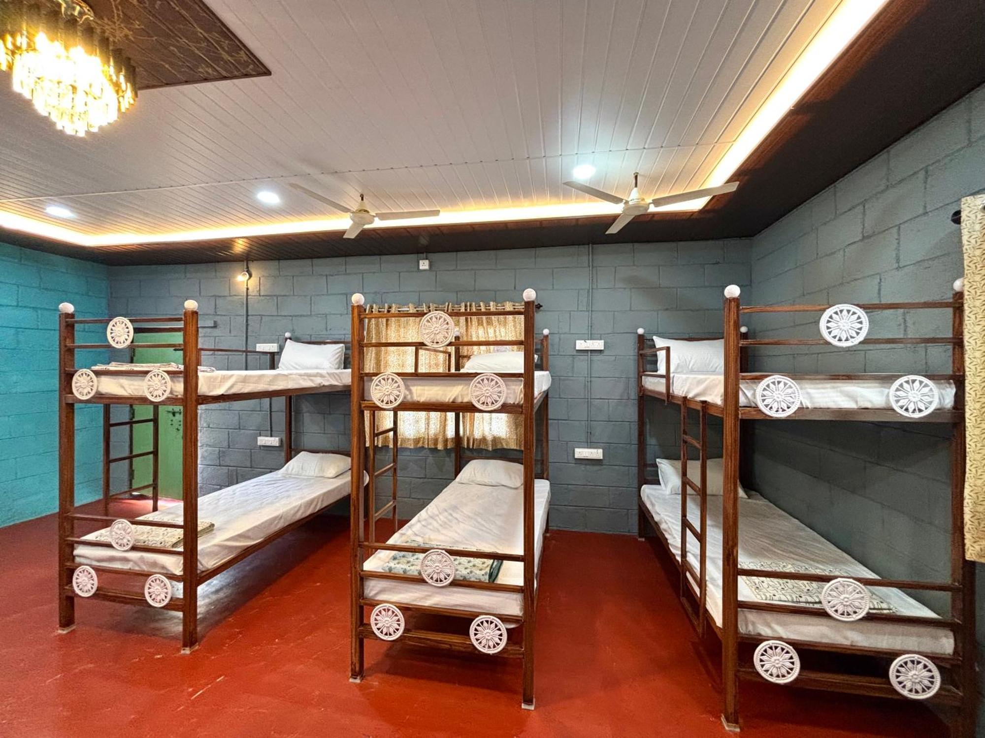 Mowgli'S Cafe Hampi & Guest House Екстериор снимка