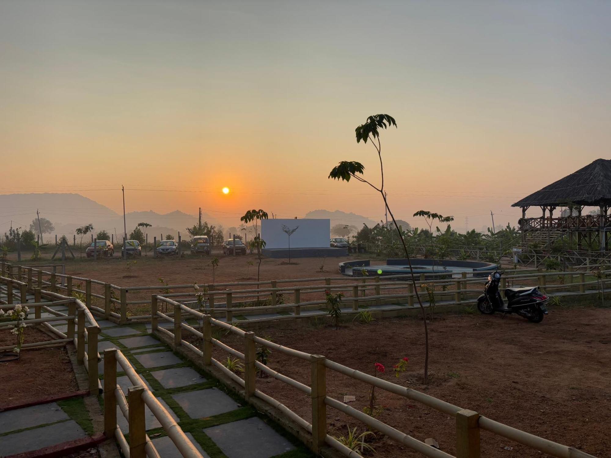 Mowgli'S Cafe Hampi & Guest House Екстериор снимка