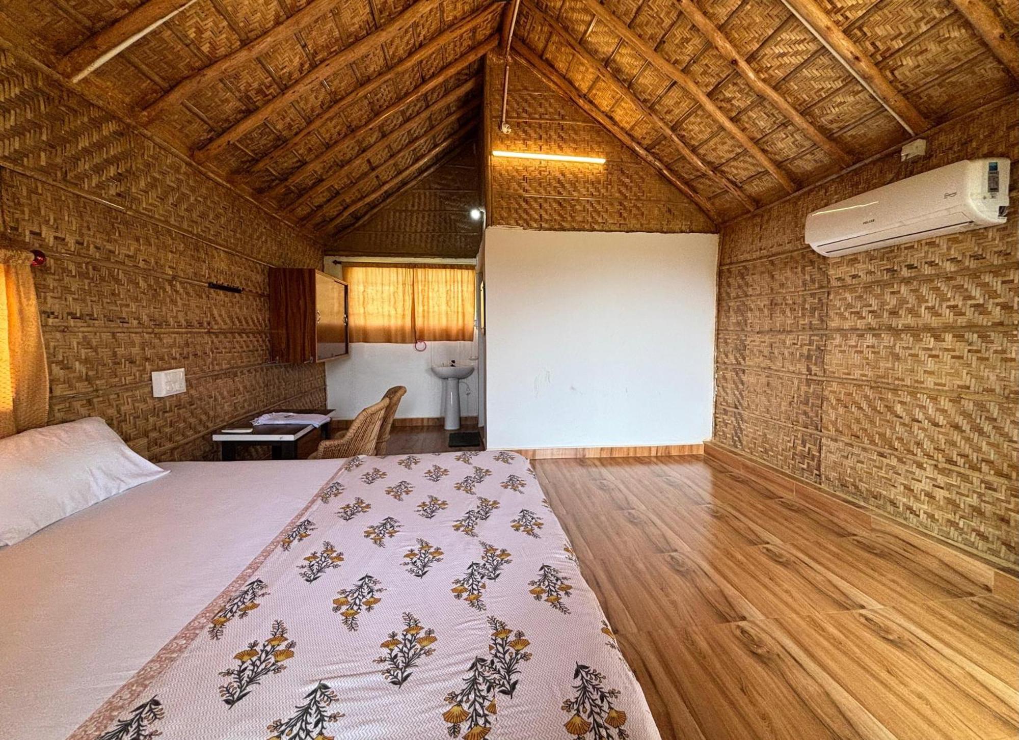 Mowgli'S Cafe Hampi & Guest House Екстериор снимка