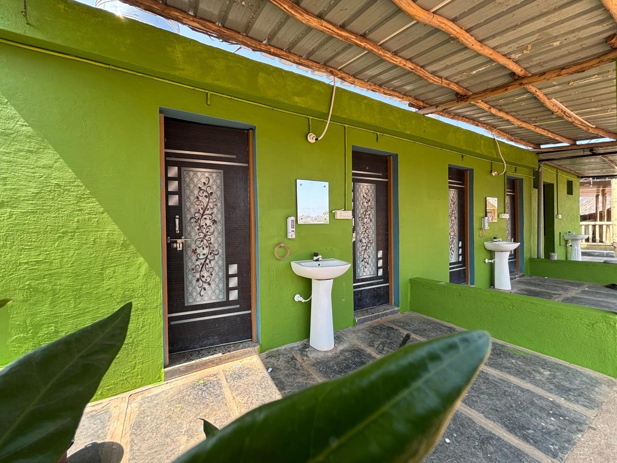 Mowgli'S Cafe Hampi & Guest House Екстериор снимка